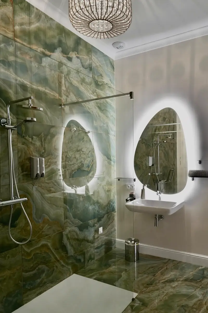Salle d'eau de la chambre Soleil : douche à l'italienne, marbre vert et miroir rétroéclairé