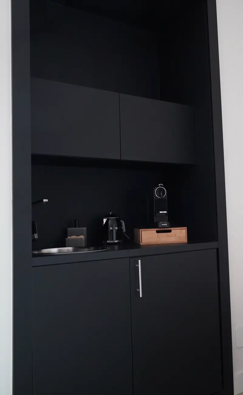 Coin café de la chambre Soleil : meuble noir, évier, bouilloire et machine à café